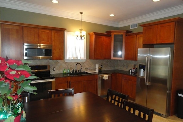 Full-size fridge, microwave, stovetop, dishwasher