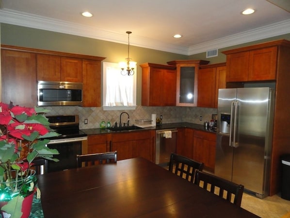 ثلاجة/مجمد بحجم كبير، ميكروويف، موقد طهي مسطح، غسالة أطباق