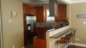 ثلاجة/مجمد بحجم كبير، ميكروويف، موقد طهي مسطح، غسالة أطباق