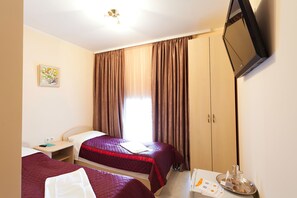 客房内保险箱、遮光窗帘、免费 WiFi、床单