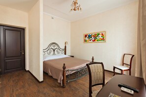 奢华双人房, 城市景观 | 客房内保险箱、遮光窗帘、免费 WiFi、床单