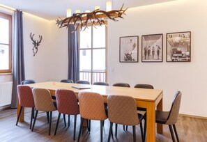 Apartment, 4 Bedrooms, Sauna (Excl. 266 EUR cleaning fee) | In-room dining - Kitz Residenz by Alpin Rentals - incl Summercard (Kaprun)