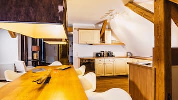 Comfort appartement, 2 slaapkamers (Excl. 163 EUR cleaning fee) | Privékeuken | Een koelkast, een microgolfoven, een vaatwasser