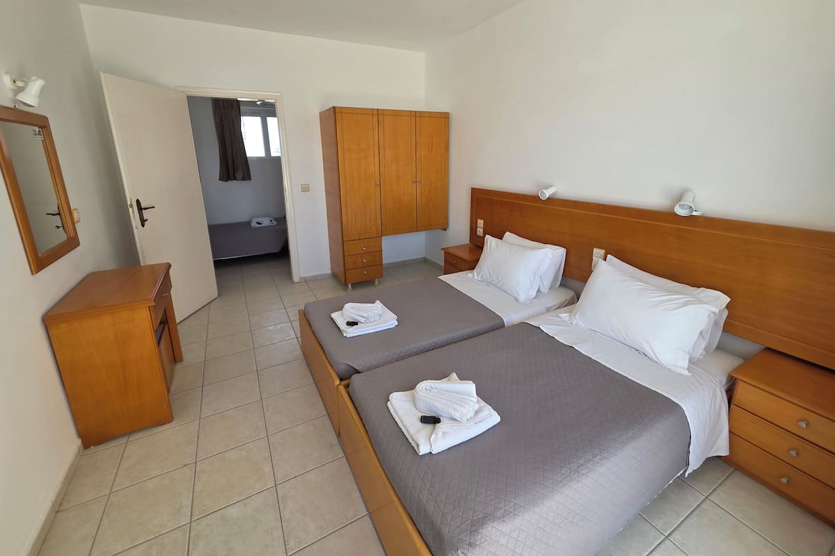 Cribs (free), WiFi (surcharge)