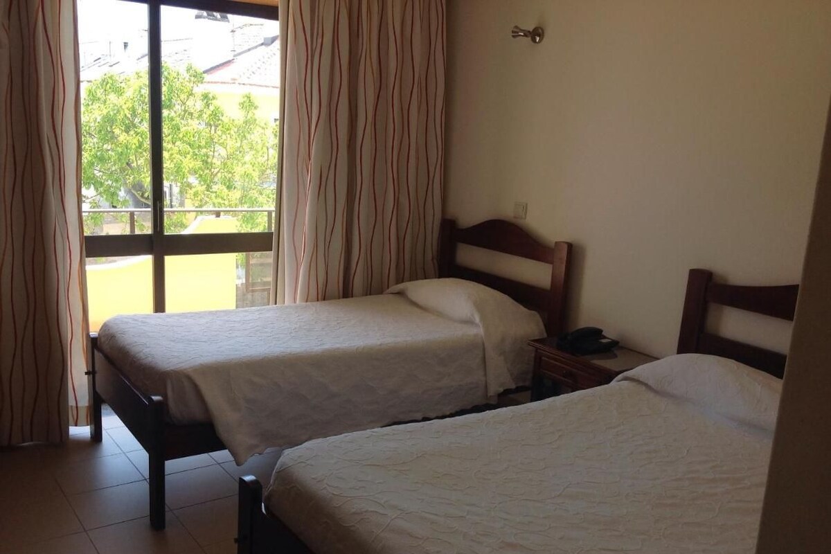 Meja kerja, tirai kedap cahaya, dan tempat tidur bayi (biaya tambahan)