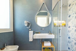 Panoramic Suite | Bathroom | Shower, hair dryer, bathrobes, slippers - Case Vacanza Loria (San Vito Lo Capo)