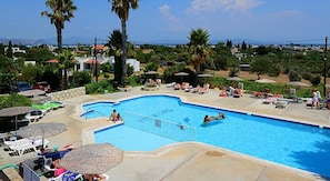 Piscine extérieure, chaises longues