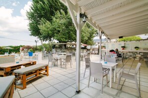 Una piscina al aire libre, sillones reclinables de piscina