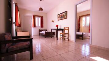 Apartamento familiar | Escritorio, tabla de planchar con plancha, cunas gratuitas y wifi gratis