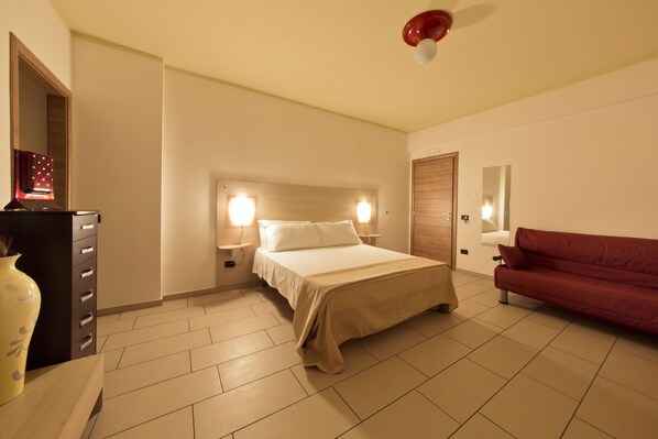 Chambre Double Supérieure, terrasse | Minibar, bureau, lits pliants/supplémentaires, Wi-Fi gratuit