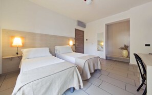 Doppel- oder Zweibettzimmer, Terrasse | Minibar, Schreibtisch, Zustellbetten, kostenloses WLAN