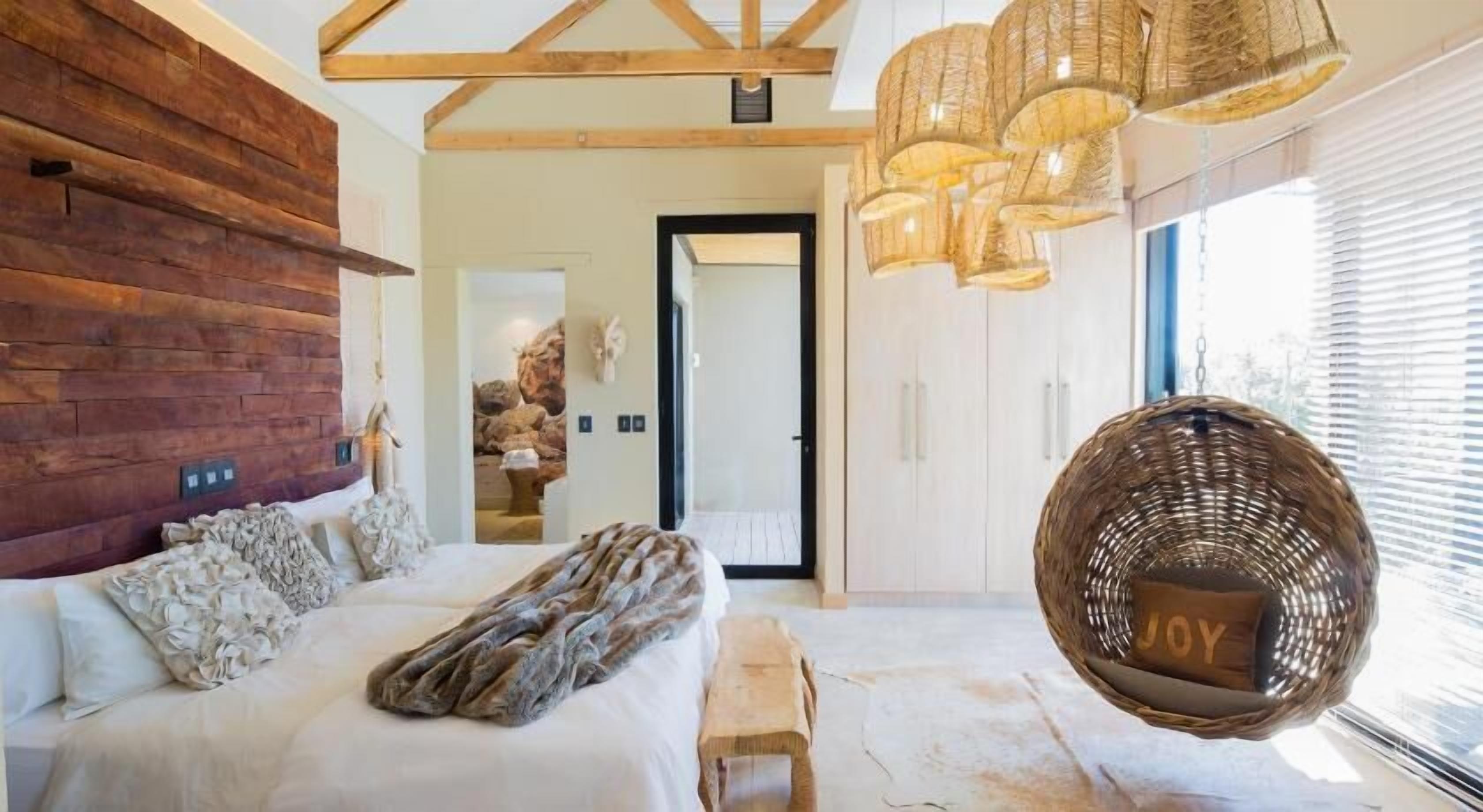 Literie de qualité, coffre-fort, décor unique, ameublement unique