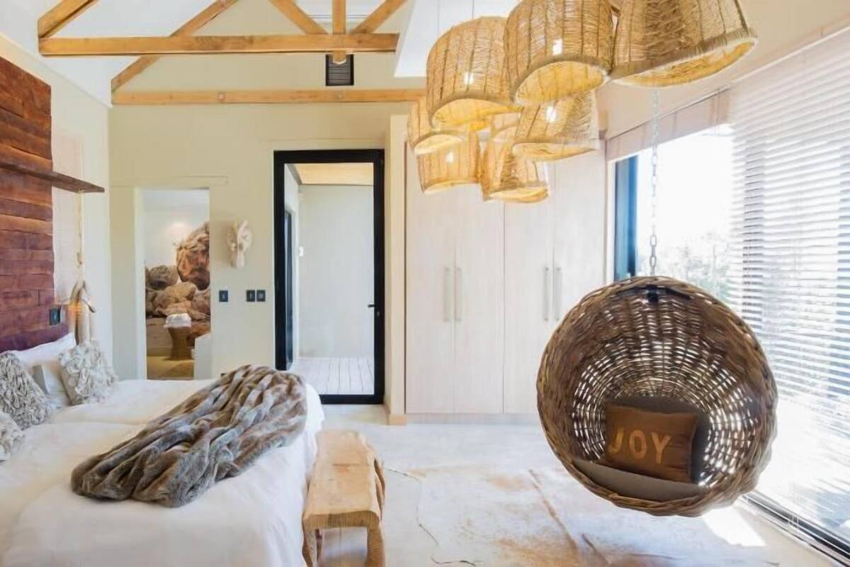 Literie de qualité, coffre-fort, décor unique, ameublement unique