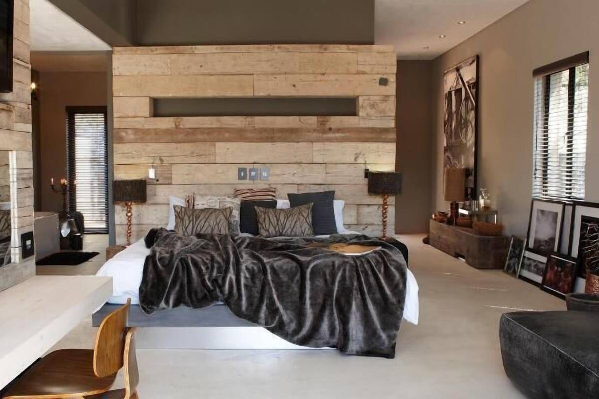 Literie de qualité, coffre-fort, décor unique, ameublement unique