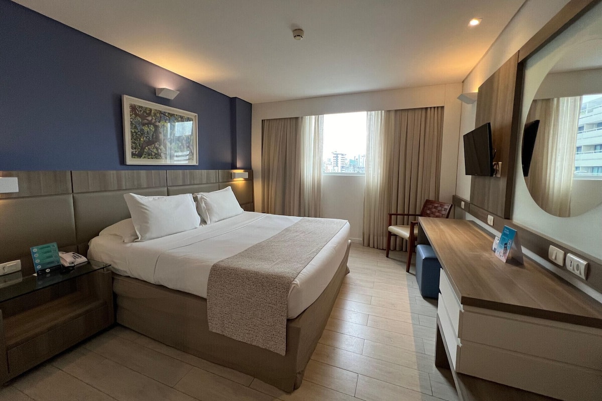 Minibar, caja fuerte, escritorio y cortinas opacas