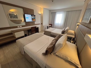 Master Twin Room | Minibar, in-room safe, desk, blackout drapes - Mar Hotel Conventions (Recife)