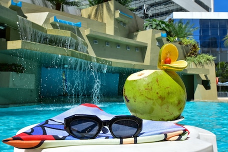 Outdoor pool, pool loungers. Mar Hotel Conventions