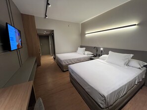 Habitació | Minibar, caixa forta a l'habitació, escriptori i cortines opaques 