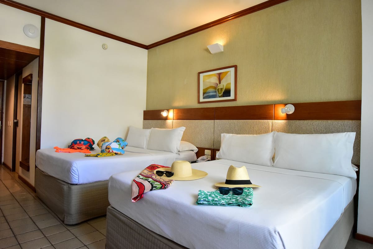 Phòng 4 dành cho gia đình | Minibar, két bảo mật tại phòng, bàn, màn/rèm cản sáng 