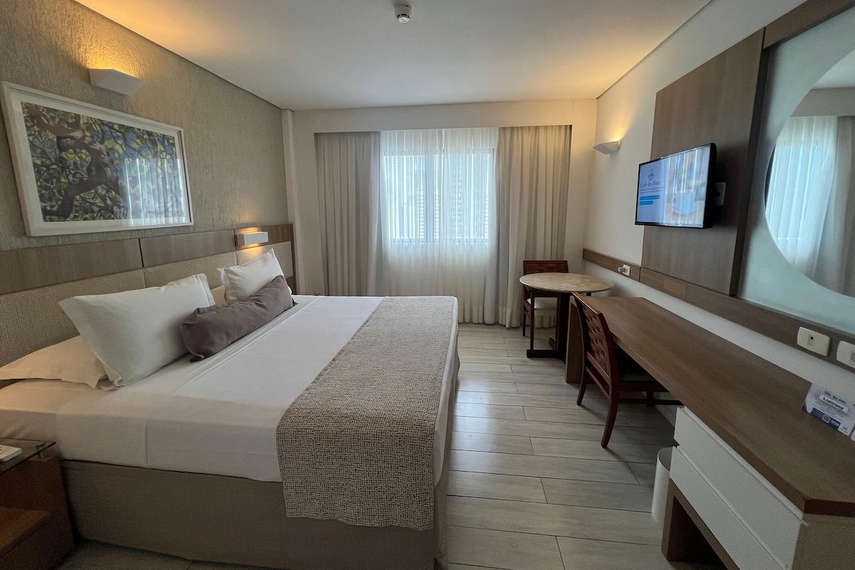 Minibar, caja fuerte, escritorio y cortinas opacas