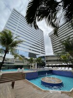 Una piscina al aire libre, tumbonas