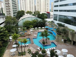 Una piscina al aire libre, tumbonas