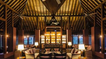 2 bares, bar junto a la piscina y bar en la playa