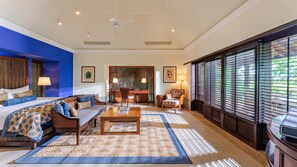 Premier Villa | เครื่องนอนระดับพรีเมียม, มินิบาร์, ตู้นิรภัยในห้องพัก, โต๊ะทำงาน