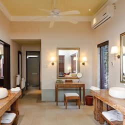 Junior Suite | Bathroom | Separate tub and shower, designer toiletries, hair dryer, bathrobes