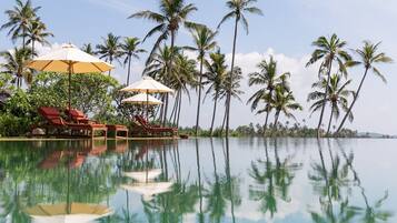 13 piscines extérieures, parasols de plage, chaises longues