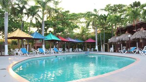 Outdoor pool, pool loungers - Bay View Hotel (San Carlos)