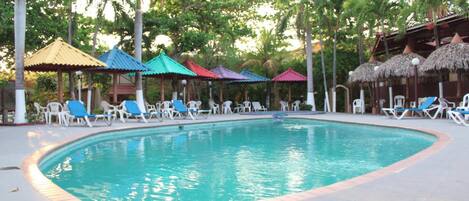 Ulkouima-allas, aurinkotuoleja