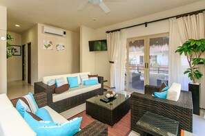 Puerta Zama condo Harmony | Living room