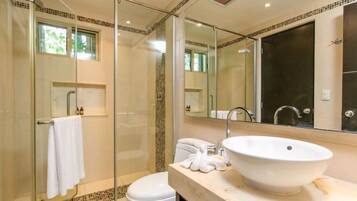 Deluxe Apartment, 2 Bedrooms, Kitchen, Pool View | Bilik Mandi | Pancuran mandi, kelengkapan dandanan diri percuma, tuala disediakan