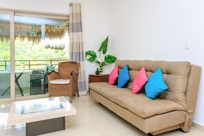 Deluxe Penthouse, 2 Bedrooms, Jetted Tub, Garden Area | Living area