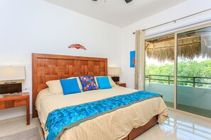 Deluxe Penthouse, 2 Bedrooms, Jetted Tub, Garden Area