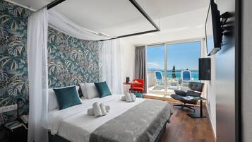 Doppia Deluxe, balcone, vista mare | Una cassaforte in camera, una scrivania, tende oscuranti