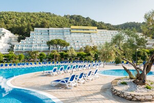 2 piscinas cubiertas, una piscina al aire libre de temporada, sombrillas