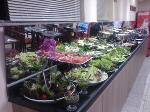 供應早餐和晚餐，當地料理