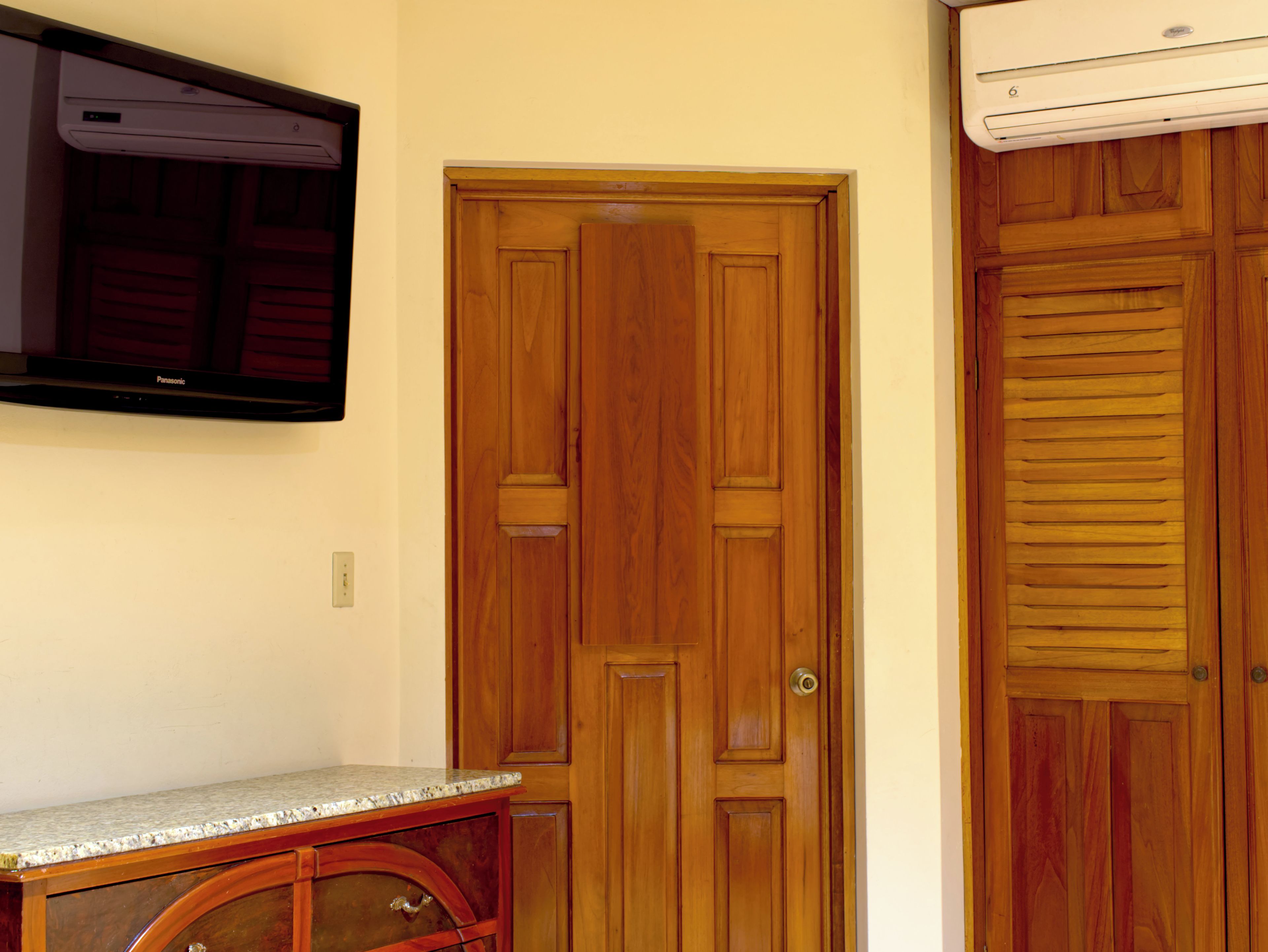 Una porta in legno con un televisore a schermo piatto montato sopra.