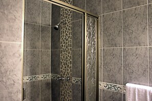 Standard Double Room | Bathroom | Shower, towels