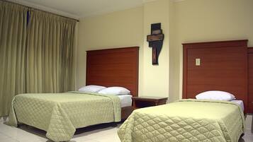 Habitación cuádruple estándar | Tabla de planchar con plancha, wifi gratis y ropa de cama