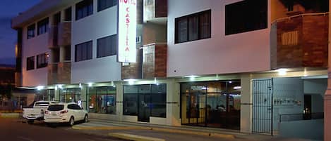 Fachada de la propiedad por la tarde o noche