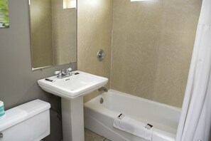 客房, 2 張加大雙人床, 非吸煙房 | 浴室 | 花灑/浴缸組合、免費梳洗用品、風筒、提供毛巾