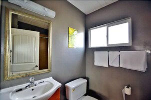 Habitación, 1 cama de matrimonio grande, no fumadores | Baño | Ducha y bañera combinadas y artículos de higiene personal gratuitos
