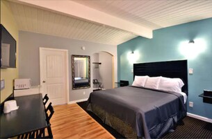 Habitación, 1 cama de matrimonio grande, no fumadores | Escritorio, cortinas opacas, tabla de planchar con plancha y wifi gratis