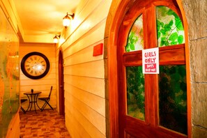 Gemeinsamer Schlafsaal, Nur Frauen, Gemeinschaftsbad (6 beds Rojo) | Hochwertige Bettwaren, Zimmersafe, Verdunkelungsvorhänge