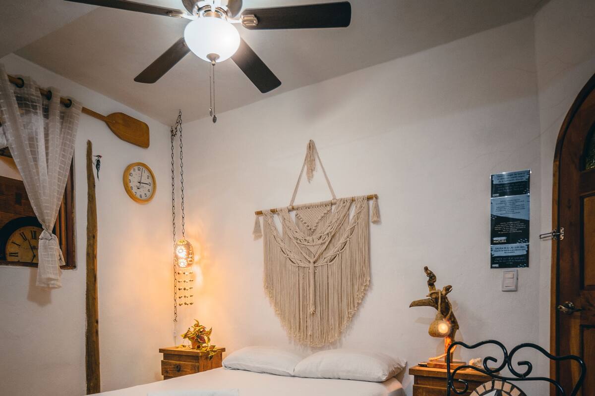 Ropa de cama de alta calidad y caja de seguridad en la habitación 