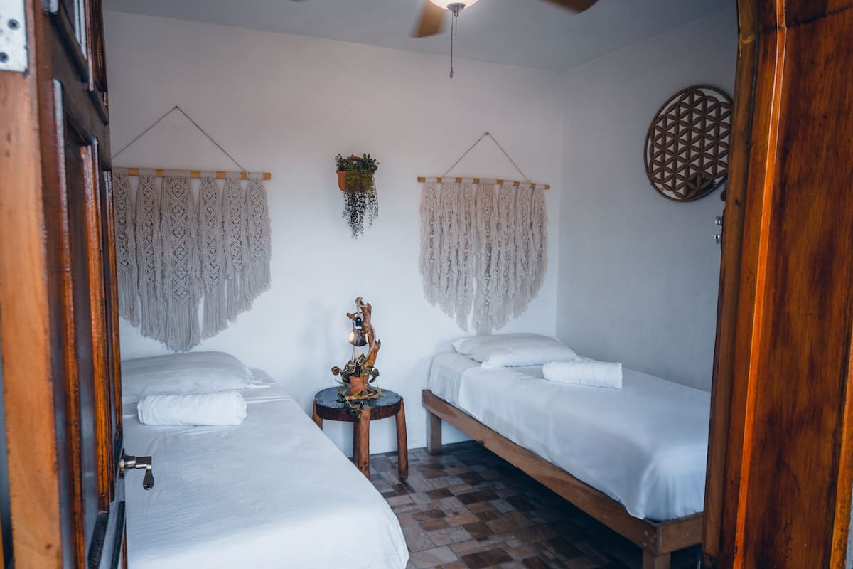 Ropa de cama de alta calidad y caja de seguridad en la habitación 