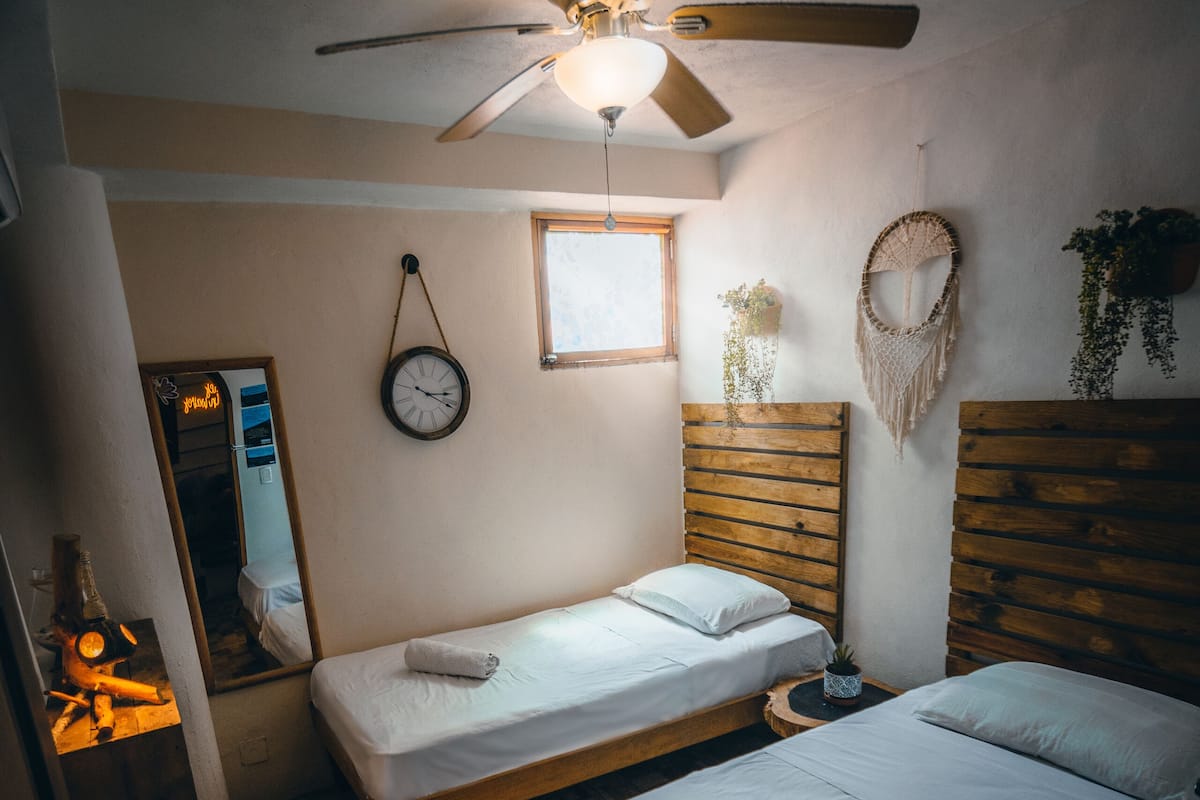 Ropa de cama de alta calidad y caja de seguridad en la habitación 